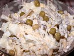 Салат из свиных ушек, яиц, лука, сыра и зеленого горошка