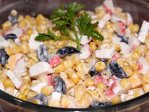 Салат с маслинами, кукурузой и крабовыми палочками