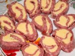 Рулет из салями и плавленого сыра